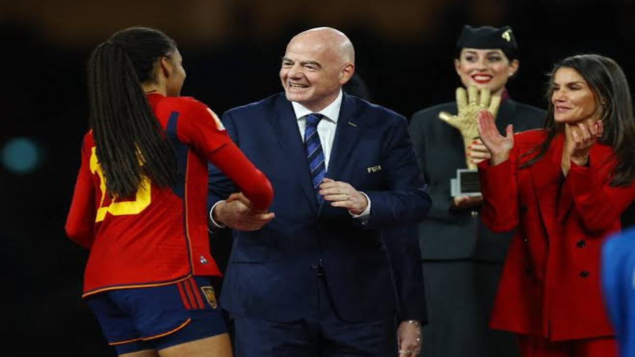 İspanya Futbol Federasyonu Başkanından Tepki Çeken Öpücük